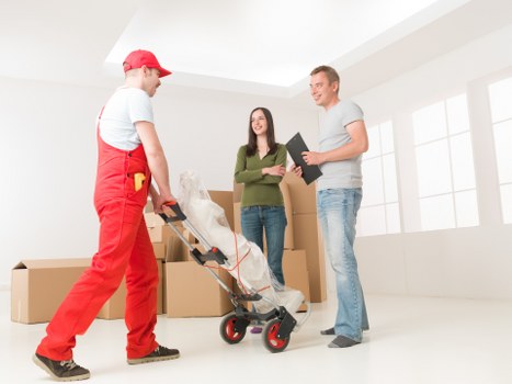 Prepared moving boxes and protected furniture for a local house move